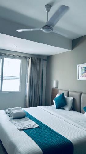 ein Schlafzimmer mit einem großen Bett und einem Fenster in der Unterkunft Kaloor Residency in Ernakulam