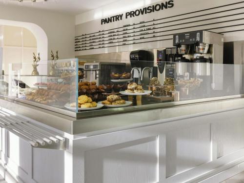 een bakkerij met diverse gebakjes uitgestald in een vitrine bij Fairmont Château Lake Louise in Lake Louise