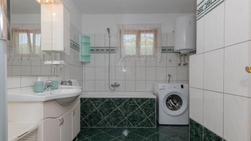 Et badeværelse på Villa Stipe - Makarska by Villas Guide