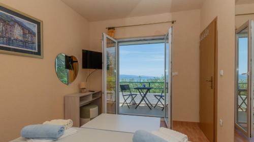 een kamer met een deur naar een balkon bij Villa Radic - Makarska by Villas Guide in Baška Voda