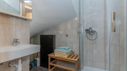 een badkamer met een douche en een wastafel bij Villa Radic - Makarska by Villas Guide in Baška Voda