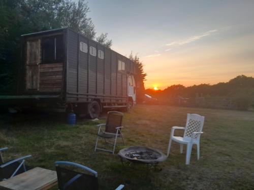 Východ nebo západ slunce při pohledu z kempu nebo okolí