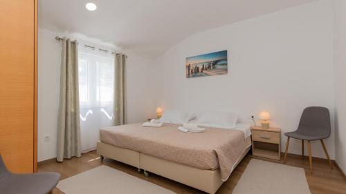 een slaapkamer met een bed, een bureau en een stoel bij Villa Primabella -Makarska by Villas Guide in Poljica