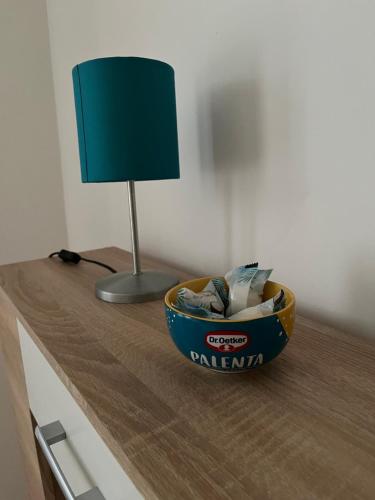 een kom op een aanrecht met een lamp erop bij Apartman Mila Prnjavor in Prnjavor