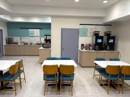 Kuchyň nebo kuchyňský kout v ubytování Garner Hotel Mahwah by IHG