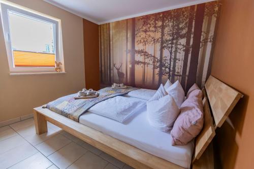 ein Schlafzimmer mit einem großen Bett mit Fenster in der Unterkunft Pension Schlossidyll in Wernigerode