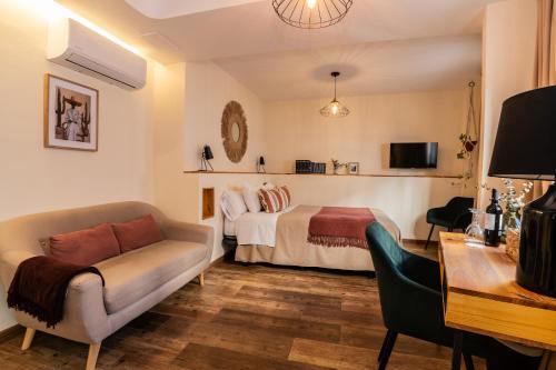 een hotelkamer met een bed en een bank bij Rooms Vita in Granada