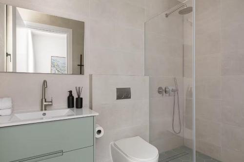 Et badeværelse på Apartment overlooks the sea from almost every window !