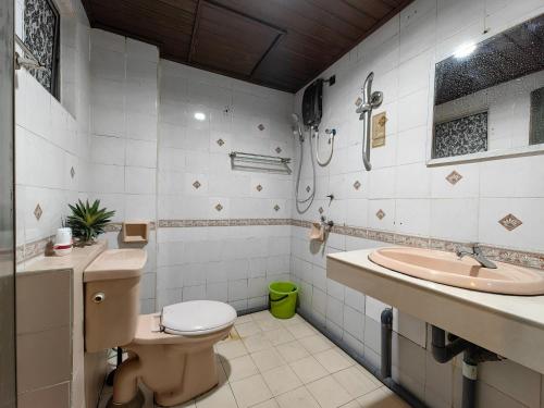 Phòng tắm tại KK City Centre Api Api Apartment