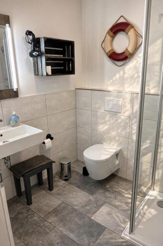 a bathroom with a toilet and a sink at Ankerix & Deichfix in Büsum
