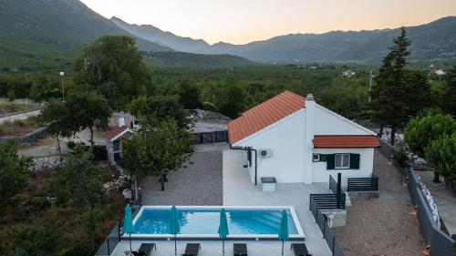 Beautiful Villa Ika with pool in Makarska