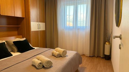 En eller flere senge i et værelse på Beautiful Villa Ika with pool in Makarska