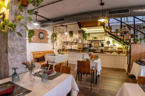 een restaurant met tafels en stoelen en een keuken bij Rooms Vita in Granada