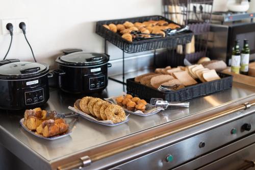 un buffet con vari dolci e pane su un bancone di Ibis Valencia Alfafar ad Alfafar