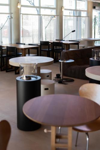 a room with tables and couches and tables and chairs at Ibis Valencia Alfafar in Alfafar