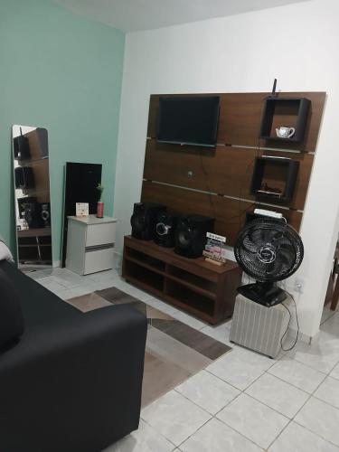 een woonkamer met een bank en een tv bij Otimo Apartamento em Maceió Proximo ao Centro in Maceió