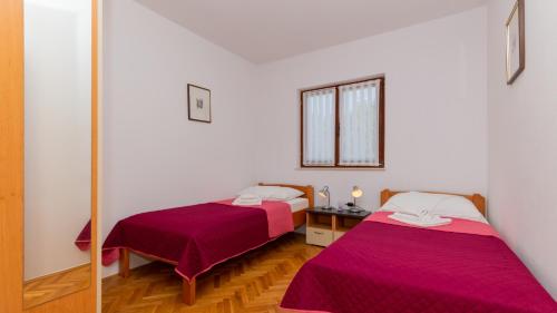 En eller flere senge i et værelse på Villa Ivka-Omis by Villas Guide