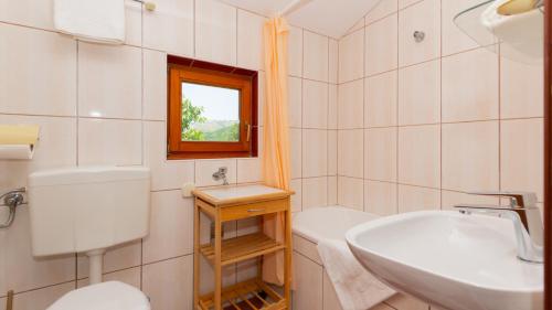 Et badeværelse på Villa Ivka-Omis by Villas Guide