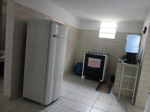 een keuken met een koelkast en een tegelvloer bij Otimo Apartamento em Maceió Proximo ao Centro in Maceió