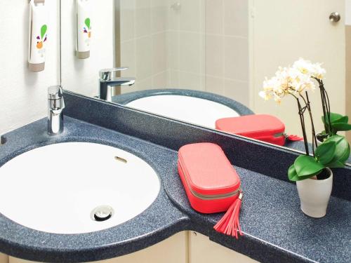 a bathroom counter with a sink and a mirror at ibis Styles Angers Centre Gare in Angers