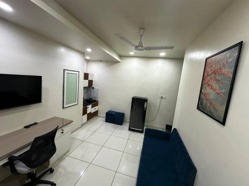 Een TV en/of entertainmentcenter bij Ikigai Stay 3BHK Duplex
