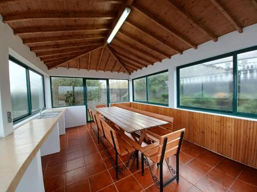 a dining room with a wooden table and chairs at Casa Santana in Nordeste