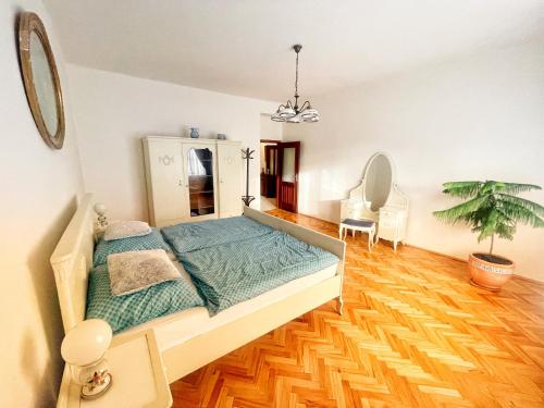 een slaapkamer met een bed en een potplant bij First Republic Apartment Strahov in Praag