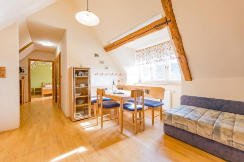 een eetkamer en woonkamer met een tafel en stoelen bij Winzerhof Strablegg in Großklein