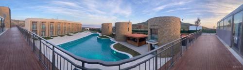 un balcone con piscina in cima a un edificio di Blue Inn Hotel a Gökçeada