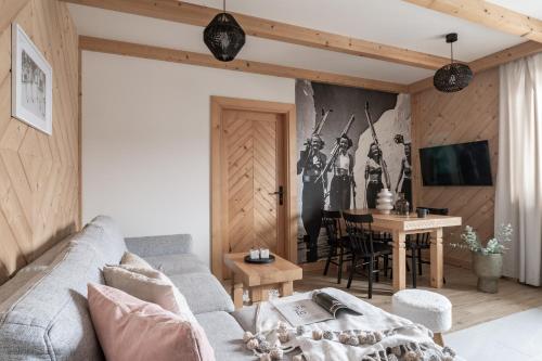 ein Wohnzimmer mit Sofa und Tisch in der Unterkunft Folkova 21 - Apartamenty in Biały Dunajec