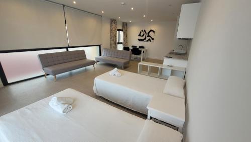 En eller flere senge i et værelse på hostal San luis apartamentos