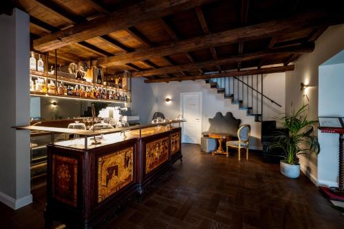 eine Bar mit einer Holztheke in einem Zimmer in der Unterkunft Locanda Sibilla Luxury Suites in Tivoli