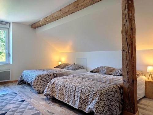 a bedroom with two beds in a room at La Filature in Rochesson