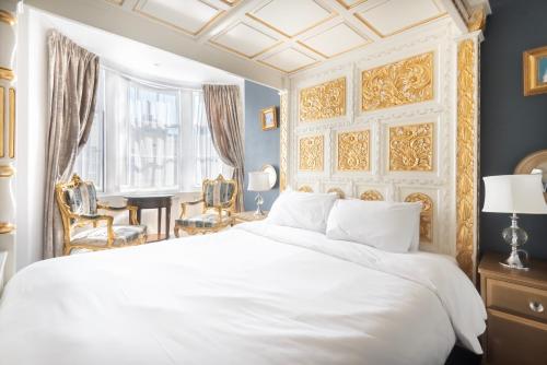 ein Schlafzimmer mit einem großen weißen Bett und einem Fenster in der Unterkunft INNit Blue Sky in Brighton & Hove