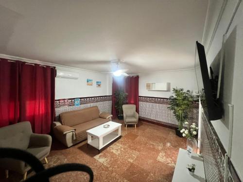 un soggiorno con un divano e una TV di Apartalux Isla Cristina a Isla Cristina