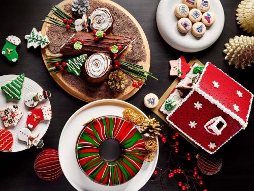 un tavolo imbandito con cibo e decorazioni natalizie di Raffles Istanbul a Istanbul