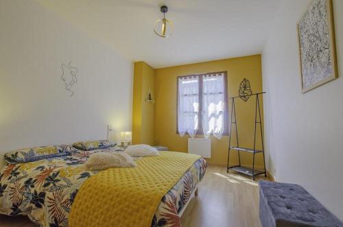 een slaapkamer met een bed en een raam bij Maison des 3 lacs in Chavanges