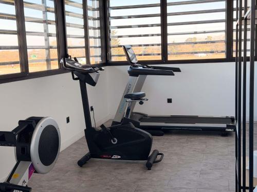 een kamer met een fitnessruimte met een loopband en een hometrainer bij Ibis Lunel Petite Camargue in Lunel