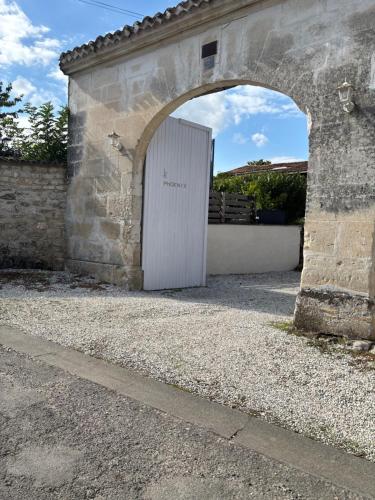 an archway with a white door in a building at Le phœnix in Linars