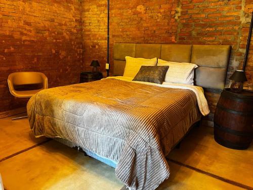 En eller flere senge i et værelse på Sítio Santo Antônio - Chalé com Ofurô