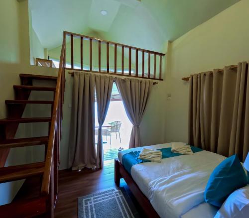 Postel nebo postele na pokoji v ubytování The Cliffhouse Samboan