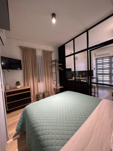 En eller flere senge i et værelse på AMA Apartment