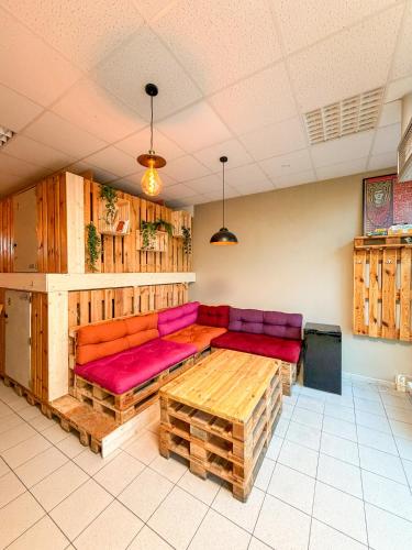 una grande stanza con aasteryasteryasteryasteryasteryasteryasteryasteryasteryasteryasteryastery di Urban Capsule a Dresda