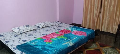 En eller flere senge i et værelse på ganga kashi niwas