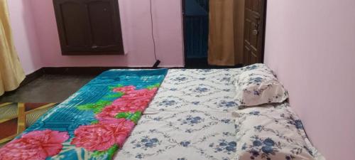 En eller flere senge i et værelse på ganga kashi niwas