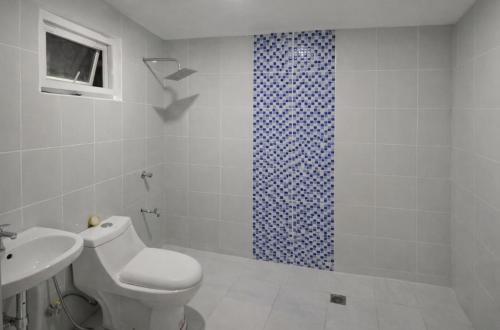 Phòng tắm tại Clark International Airport Xevera Whiz Staycation Duplex Townhouse with Two Rooms