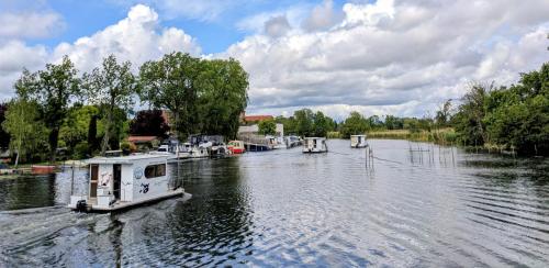 een groep boten drijvend op een rivier bij HAVEL-Cruiser Hausboot-Flöße mit Stil in Brandenburg an der Havel