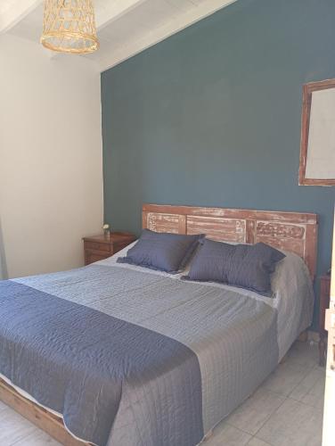 a bedroom with a blue bed with blue pillows at Casa en Cobo-Parque Lago in Mar de Cobo