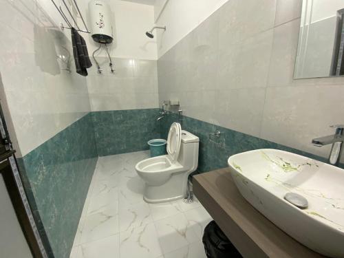 een badkamer met toilet en wastafel bij Norkyi Homestay in Tawang