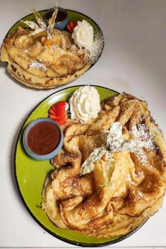 zwei Teller Essen auf einem Tisch in der Unterkunft Au Coeur d'Alle by Belvilla in Alle